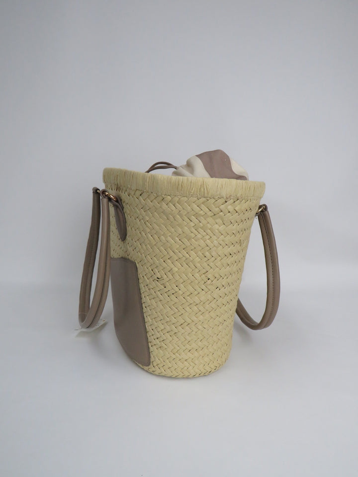 On 34th Isabellaa Straw Medium Drawstring Tote