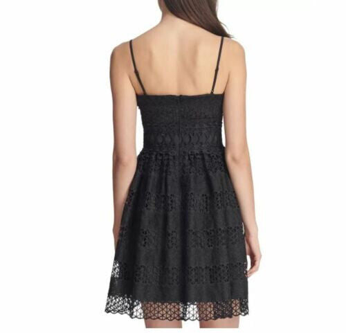 Vestido ajustado y acampanado con cuello en V de GUESS